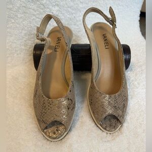 NWOT Vaneli Metallic Snakeskin Slingback Wedge Peep Toe Taupe Gold Comfort 7.5